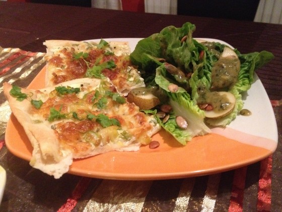 Knusprige Porree Flammkuchen mit Kerbel-Schmand-Boden und Mozzarella, serviert mit Salatherzen-Birnensalat