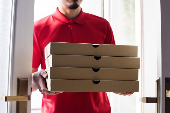 man-delivery-pizza-to-customer-P38EURU